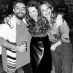 Begüm Birgören Instagram - Yine foto çekmeyi unuttuğum bir geceden hiç değilse bunlar yanıma kalmış. Sizi seviyorum gençler! 🫶🏽