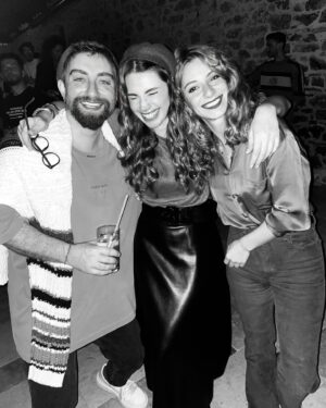Begüm Birgören Instagram - Yine foto çekmeyi unuttuğum bir geceden hiç değilse bunlar yanıma kalmış. Sizi seviyorum gençler! 🫶🏽