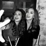 Begüm Birgören Instagram - Yine foto çekmeyi unuttuğum bir geceden hiç değilse bunlar yanıma kalmış. Sizi seviyorum gençler! 🫶🏽