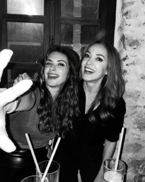 Begüm Birgören Instagram - Yine foto çekmeyi unuttuğum bir geceden hiç değilse bunlar yanıma kalmış. Sizi seviyorum gençler! 🫶🏽