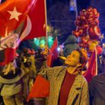Begüm Birgören Instagram - Hasta yatağımdan kalkıp 1 saatliğine de olsa fener alayına katılırım kaçırmam! Yaşasın Cumhuriyet!🤘🏼🌹 #29ekimcumhuriyetbayramı