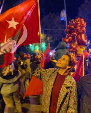 Begüm Birgören Instagram - Hasta yatağımdan kalkıp 1 saatliğine de olsa fener alayına katılırım kaçırmam! Yaşasın Cumhuriyet!🤘🏼🌹 #29ekimcumhuriyetbayramı