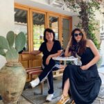 Begüm Birgören Instagram - İzmir turnemizden canımın içiyle!💫 @oya.basar ♥️ @plastikasklar