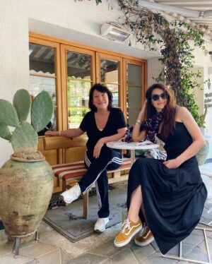 Begüm Birgören Instagram - İzmir turnemizden canımın içiyle!💫 @oya.basar ♥️ @plastikasklar