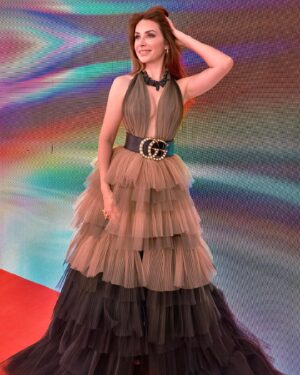 Begüm Birgören Instagram - Özel bir geceydi..🎉 #ellestyleawards @gucci 

Styling: @yusufcandirik 
Dress: @blackswan.hautecouture 
Necklace: @goodthingsatelier 
Earrings and rings: @thechariteslondon 
Saç: @huseyinpolatofficial