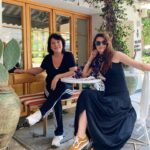Begüm Birgören Instagram - İzmir turnemizden canımın içiyle!💫 @oya.basar ♥️ @plastikasklar