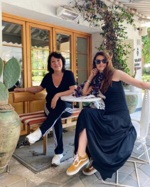 Begüm Birgören Instagram - İzmir turnemizden canımın içiyle!💫 @oya.basar ♥️ @plastikasklar