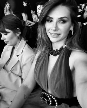 Begüm Birgören Instagram - Özel bir geceydi..🎉 #ellestyleawards @gucci 

Styling: @yusufcandirik 
Dress: @blackswan.hautecouture 
Necklace: @goodthingsatelier 
Earrings and rings: @thechariteslondon 
Saç: @huseyinpolatofficial