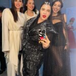 Begüm Birgören Instagram - #GeleceğinGüçlüKadınları için bir araya geldik. Kız kardeşlerimiz için bursa dönüşecek bu önemli gecenin bir parçası olduğum için çok mutluyum. Başta projenin mimarı güzel arkadaşım @aydantas1 ve emeği geçen herkese sonsuz teşekkürler.🌺 Gecede İtalyan astrofizikçi Margherita Hack’ten ilhamla giydiğimiz tasarımlar özel ruhlu şahane kadın @meltemozbek ‘e ait. 💕🌸 Aldığım bolca iltifat için teşekkür ederim Meltem, seviliyorsun. 🫶🏻