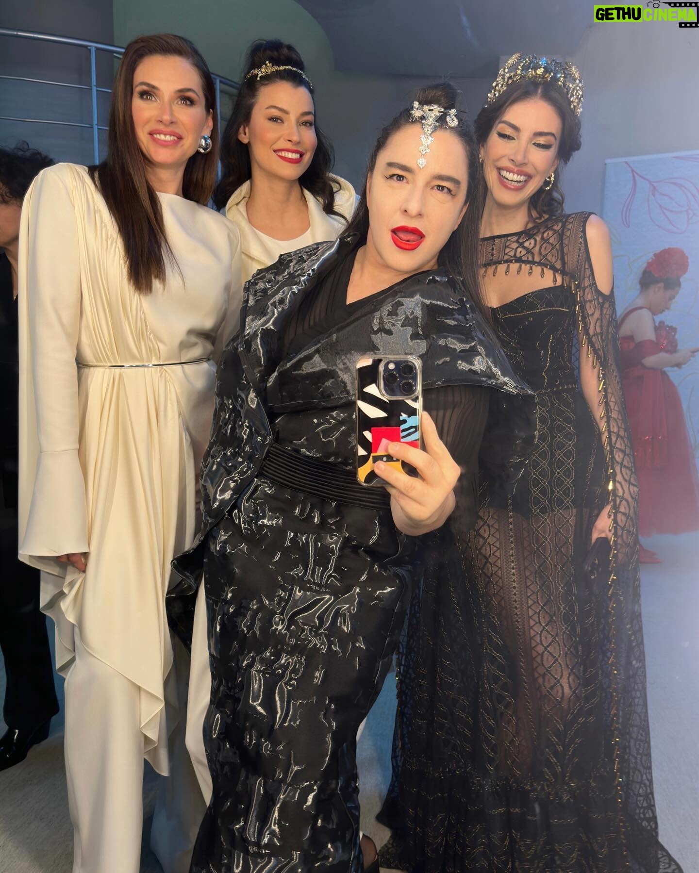 Begüm Birgören Instagram - #GeleceğinGüçlüKadınları için bir araya geldik. Kız kardeşlerimiz için bursa dönüşecek bu önemli gecenin bir parçası olduğum için çok mutluyum. Başta projenin mimarı güzel arkadaşım @aydantas1 ve emeği geçen herkese sonsuz teşekkürler.🌺 Gecede İtalyan astrofizikçi Margherita Hack’ten ilhamla giydiğimiz tasarımlar özel ruhlu şahane kadın @meltemozbek ‘e ait. 💕🌸 Aldığım bolca iltifat için teşekkür ederim Meltem, seviliyorsun. 🫶🏻