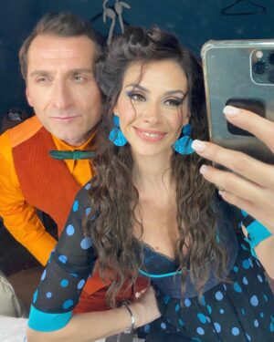 Begüm Birgören Instagram - Bugün 1 Nisan, vizyondayız!🥳🎊
Fantastik türde yapılmış ilk yerli yapım Osman Sekiz’in heyecanını tüm ekiple birlikte yaşıyorum!💫
Filmimiz, Türk sinemasında hiç alışık olmadığımız bir estetik deneyim sunuyor ve hiçbir projeye benzemiyor!

Masallara duyduğu özel ilgisiyle bilinen yönetmenimiz Ezel Akay bu çağdaş masalı alıp etkileyici şekilde bir filme dönüşmesini sağlamış ve film türünün başarılı ilk örneği olmuş!
Daha iyisi yapılana kadar en iyi fantastik film Osman Sekiz diyebiliriz.😅

Görüntü yönetmenimiz Hayk Kirakosyan’ın müthiş sanat gözü, anlatımın şiirselliğine boyut katmış ve projenin uluslararası standartlara çıkmasına büyük katkı sağlamış.🙌🏽💥

Çok iyi kurulmuş bu ekipte sanat, kostüm, saç-makyaj departmanları güçlerini birleştirip projeyi başka boyuta taşımışlar!🎊
Bu estetik bütünlüğün verdiği keyfi alkışlıyorum ve bu büyülü atmosferin bir parçası olduğum için kendimi çok şanslı hissediyorum!👏🏽👏🏽🎊
Şimdiden bu janrın tacını kapıp tahta oturmuş durumdasın,
 
yolun açık olsun Osman Sekiz! 🧡🧿