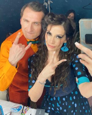 Begüm Birgören Instagram - Bugün 1 Nisan, vizyondayız!🥳🎊
Fantastik türde yapılmış ilk yerli yapım Osman Sekiz’in heyecanını tüm ekiple birlikte yaşıyorum!💫
Filmimiz, Türk sinemasında hiç alışık olmadığımız bir estetik deneyim sunuyor ve hiçbir projeye benzemiyor!

Masallara duyduğu özel ilgisiyle bilinen yönetmenimiz Ezel Akay bu çağdaş masalı alıp etkileyici şekilde bir filme dönüşmesini sağlamış ve film türünün başarılı ilk örneği olmuş!
Daha iyisi yapılana kadar en iyi fantastik film Osman Sekiz diyebiliriz.😅

Görüntü yönetmenimiz Hayk Kirakosyan’ın müthiş sanat gözü, anlatımın şiirselliğine boyut katmış ve projenin uluslararası standartlara çıkmasına büyük katkı sağlamış.🙌🏽💥

Çok iyi kurulmuş bu ekipte sanat, kostüm, saç-makyaj departmanları güçlerini birleştirip projeyi başka boyuta taşımışlar!🎊
Bu estetik bütünlüğün verdiği keyfi alkışlıyorum ve bu büyülü atmosferin bir parçası olduğum için kendimi çok şanslı hissediyorum!👏🏽👏🏽🎊
Şimdiden bu janrın tacını kapıp tahta oturmuş durumdasın,
 
yolun açık olsun Osman Sekiz! 🧡🧿