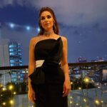 Begüm Birgören Instagram - Ödül aldık!🎉 #Tozluyaka #aboutlastnight 💎 Styling @yusufcandirik Styling assist @barann.thee Elbise @luxez.co