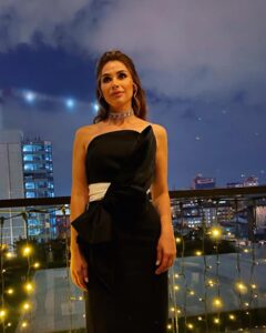 Begüm Birgören Instagram - Ödül aldık!🎉 #Tozluyaka #aboutlastnight 💎 Styling @yusufcandirik Styling assist @barann.thee Elbise @luxez.co