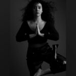 Begüm Çağla Taşkın Instagram - Fön makinesinde @ozlet.ezgi kamerada @fuatcelebi35 ile çok eğlenceli bi çekim yaptık, MQ'nun şubat sayısında sizlerleyim😜 #treepose