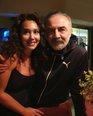 Begüm Çağla Taşkın Instagram - İyi ki doğmuş, bana da tanışmak, çırağı olmak nasip olmuş🥰 Örtmenim canım benim!!🤍 @yilmaz.erdogan