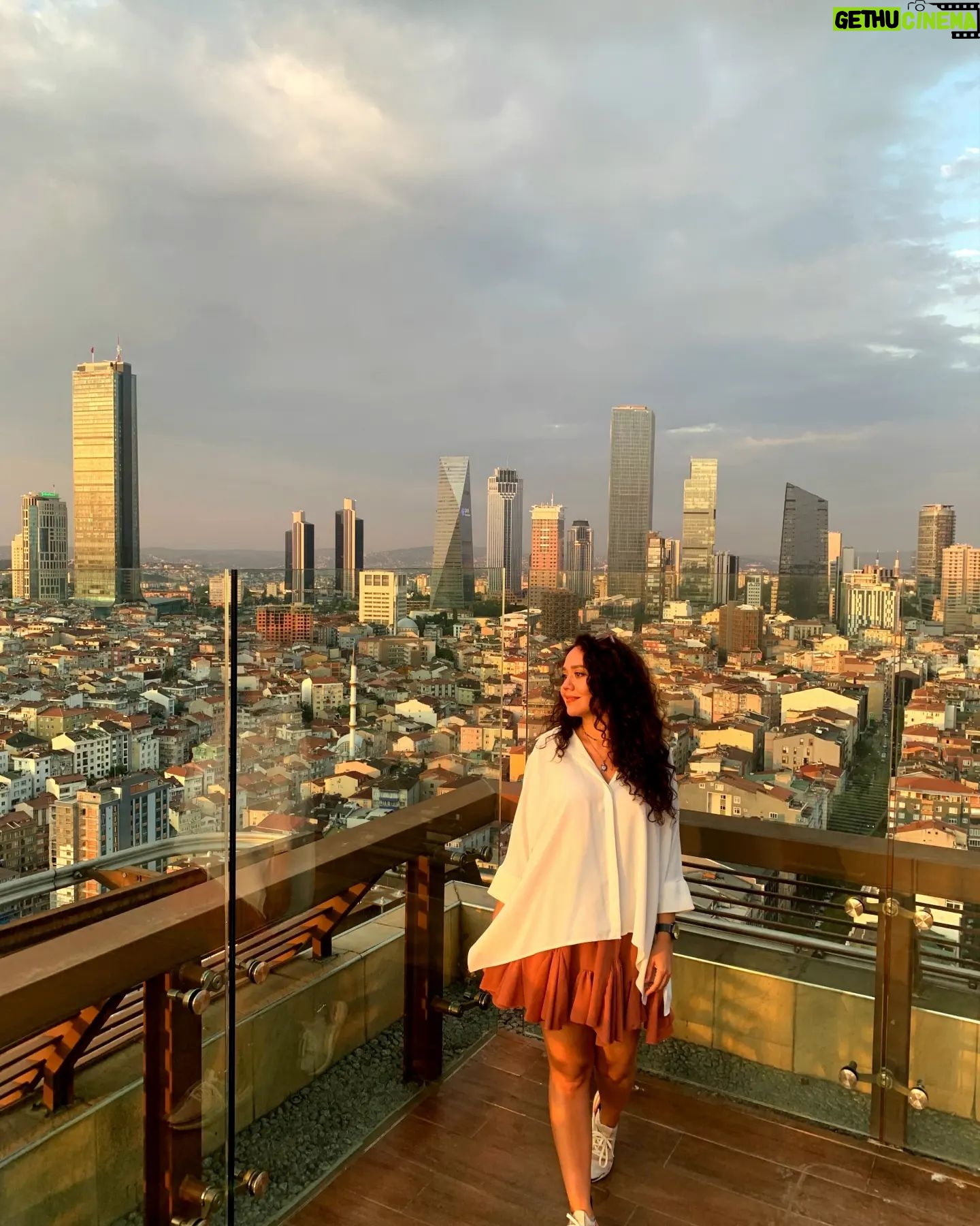 Begüm Çağla Taşkın Instagram - Burası Manhattan olsa beğenirdiniz, ondan beğenmemeniz normal burası Gültepe😒 📸 by @engindemircioglu