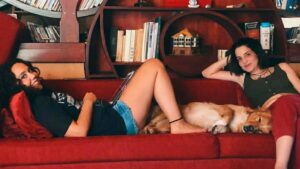 Begüm Çağla Taşkın Instagram - Böyle geçti.. 🐕🧡⌨🤪☕🎬 #tbt #youvegotafriendinme 🤟🏼 @semaozkan__