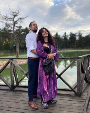 Begüm Çağla Taşkın Instagram - Siblingel düğüncülüq @badotaskin 
2. fotoda istikbalimizin konumunu belirtiyor, 3’te umutla bakıyoruz, en azından ben🐰
Ps: Bu arada Çağrı’yla Buse evlendi🧿🌺