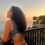 Begüm Çağla Taşkın Instagram - @edanurhanci ‘nın 8 bin civarı fotosunu çekerken poz verme sanatını gözlemleme fırsatım oldu.. sanki #postcardsfromitaly 💜 #tbt #summervibes 🔆🥂🤟♾️