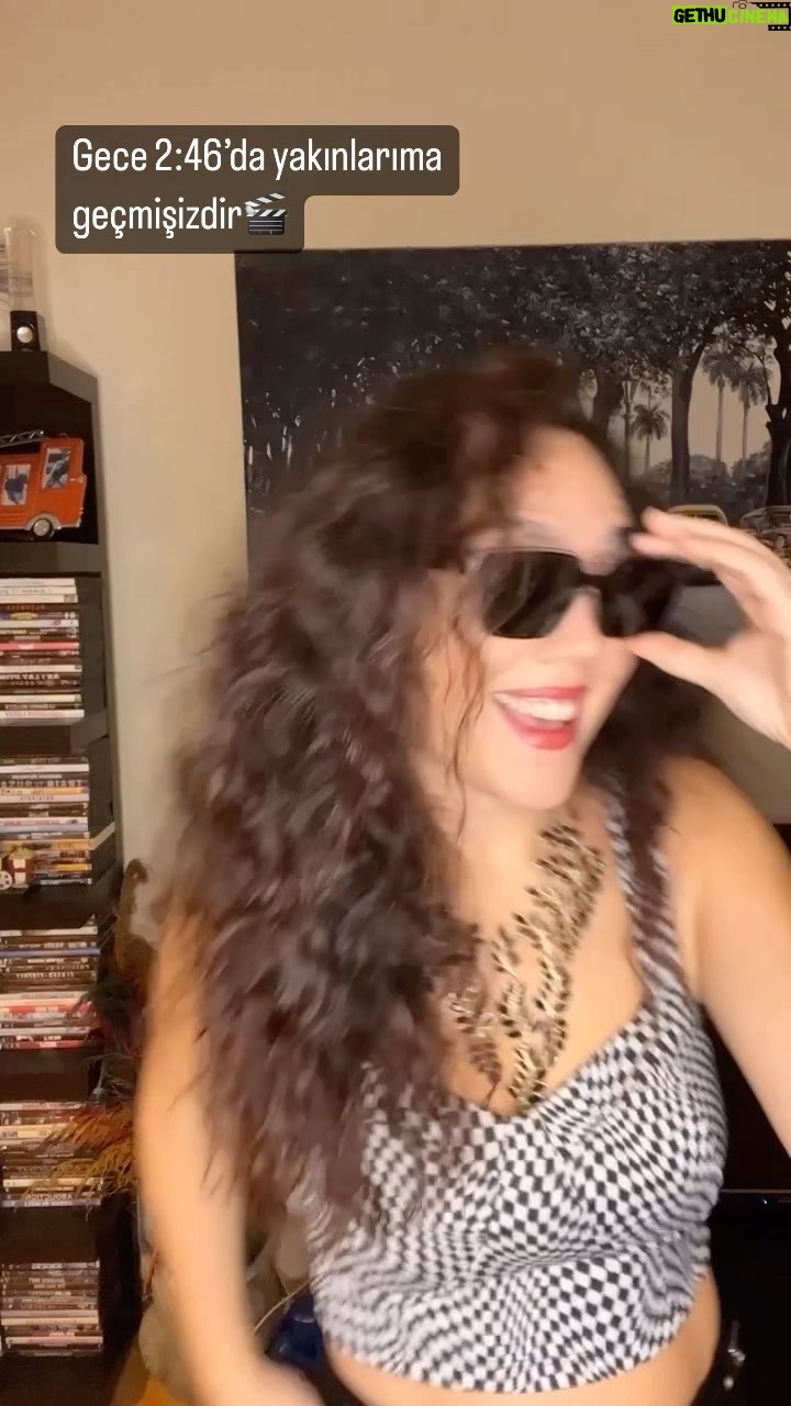 Begüm Çağla Taşkın Instagram - Artizlik zor zanaat bakmayın..#truestory Reels için kostüm tercihime bakınca sanarsın Yasak Elma’da oynuyorum🤪 . . . . . . . . . . . #reels #reelsinstagram #reelsvideo #kesfet #keşfet #kesfetteyiz #action #acting #actorslife #challenge #kayıttayız🎥🎬