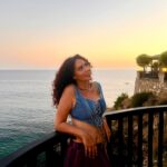 Begüm Çağla Taşkın Instagram - @edanurhanci ‘nın 8 bin civarı fotosunu çekerken poz verme sanatını gözlemleme fırsatım oldu.. sanki #postcardsfromitaly 💜 #tbt #summervibes 🔆🥂🤟♾️