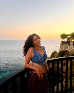 Begüm Çağla Taşkın Instagram - @edanurhanci ‘nın 8 bin civarı fotosunu çekerken poz verme sanatını gözlemleme fırsatım oldu.. sanki #postcardsfromitaly 💜 #tbt #summervibes 🔆🥂🤟♾️