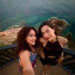 Begüm Çağla Taşkın Instagram - @edanurhanci ‘nın 8 bin civarı fotosunu çekerken poz verme sanatını gözlemleme fırsatım oldu.. sanki #postcardsfromitaly 💜 #tbt #summervibes 🔆🥂🤟♾️