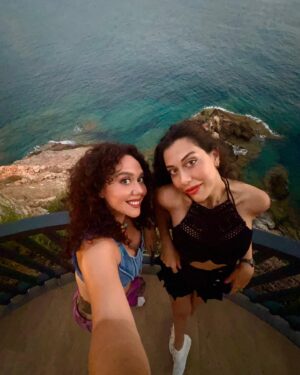 Begüm Çağla Taşkın Instagram - @edanurhanci ‘nın 8 bin civarı fotosunu çekerken poz verme sanatını gözlemleme fırsatım oldu.. sanki #postcardsfromitaly 💜 #tbt #summervibes 🔆🥂🤟♾️