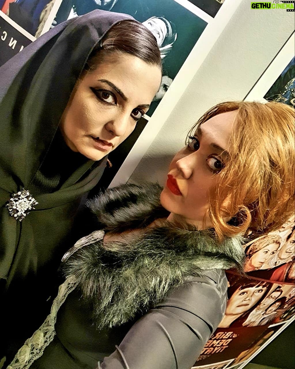Begüm Çağla Taşkın Instagram - T.Ö.R.E. feat. Adele 😜 #tbt All time favourite "Recai" Seyircisiz çekildiğine yandığım, tüm oynayanların gülme krizine girmesinden çekimi saatler süren bir @semaozkan__ parodisi. Çok güzel anı😇🤍Hala açıp açıp izleriz😂
