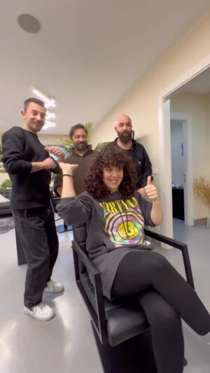 Begüm Çağla Taşkın Instagram - Retronun işlemediği tek yer;
@kivirciksac_kesimleri 🤟🤓
@cankaplanhair 🫶🏼
#kıvırcıksaçkesimi #kurukıvırcıksaçkesimi