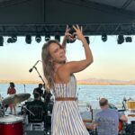 Begüm Öner Instagram - Sahne bizim😜 🎤 (Burda adet oldu bu foto🤣) @denizzgok