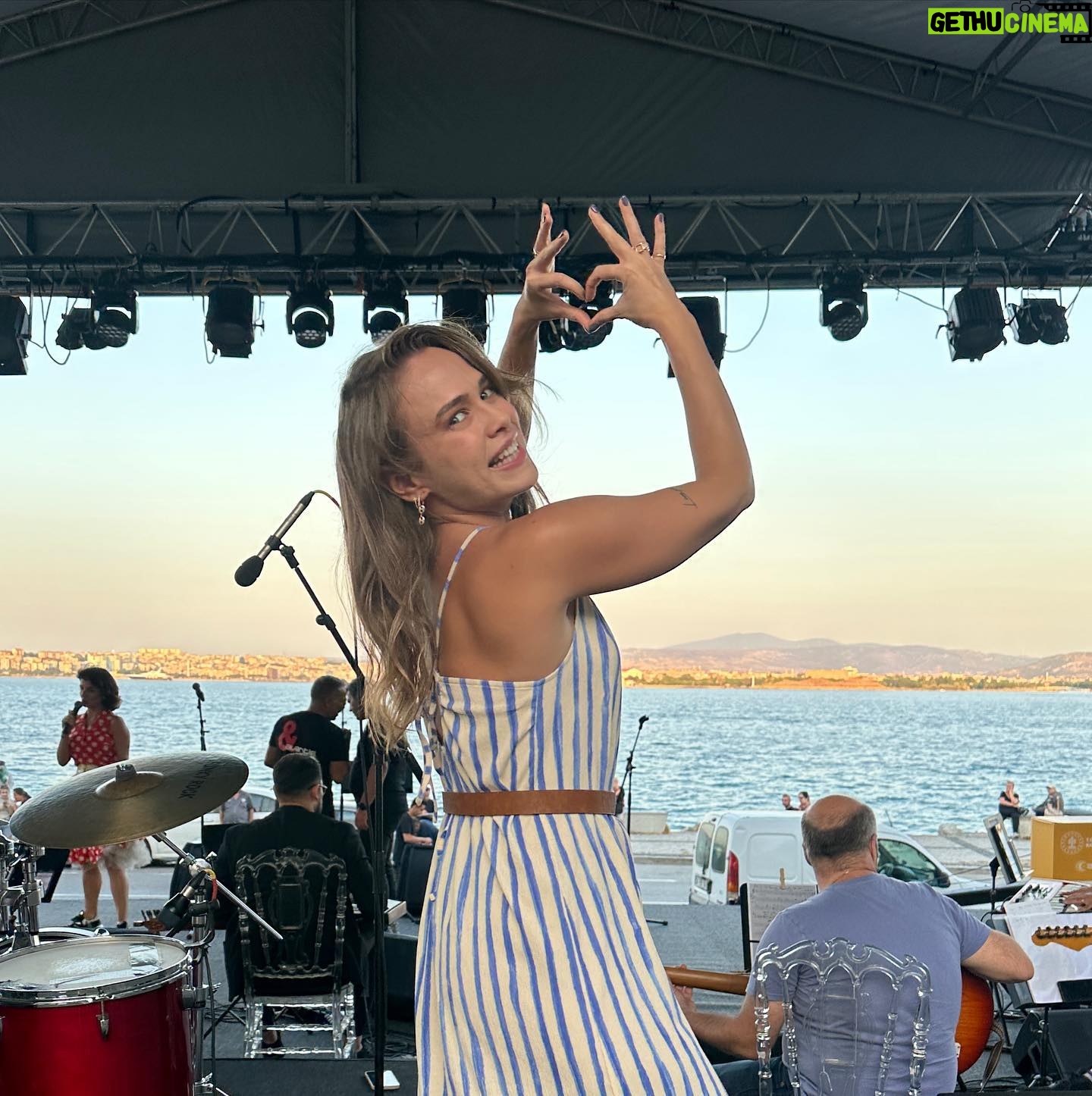 Begüm Öner Instagram - Sahne bizim😜 🎤 (Burda adet oldu bu foto🤣) @denizzgok