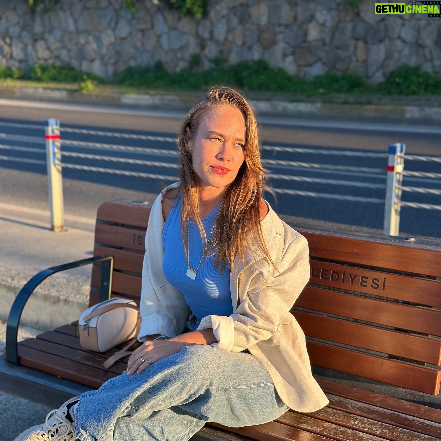 Begüm Öner Instagram - Varsın güneş yok etsin gözlerimi ☀️