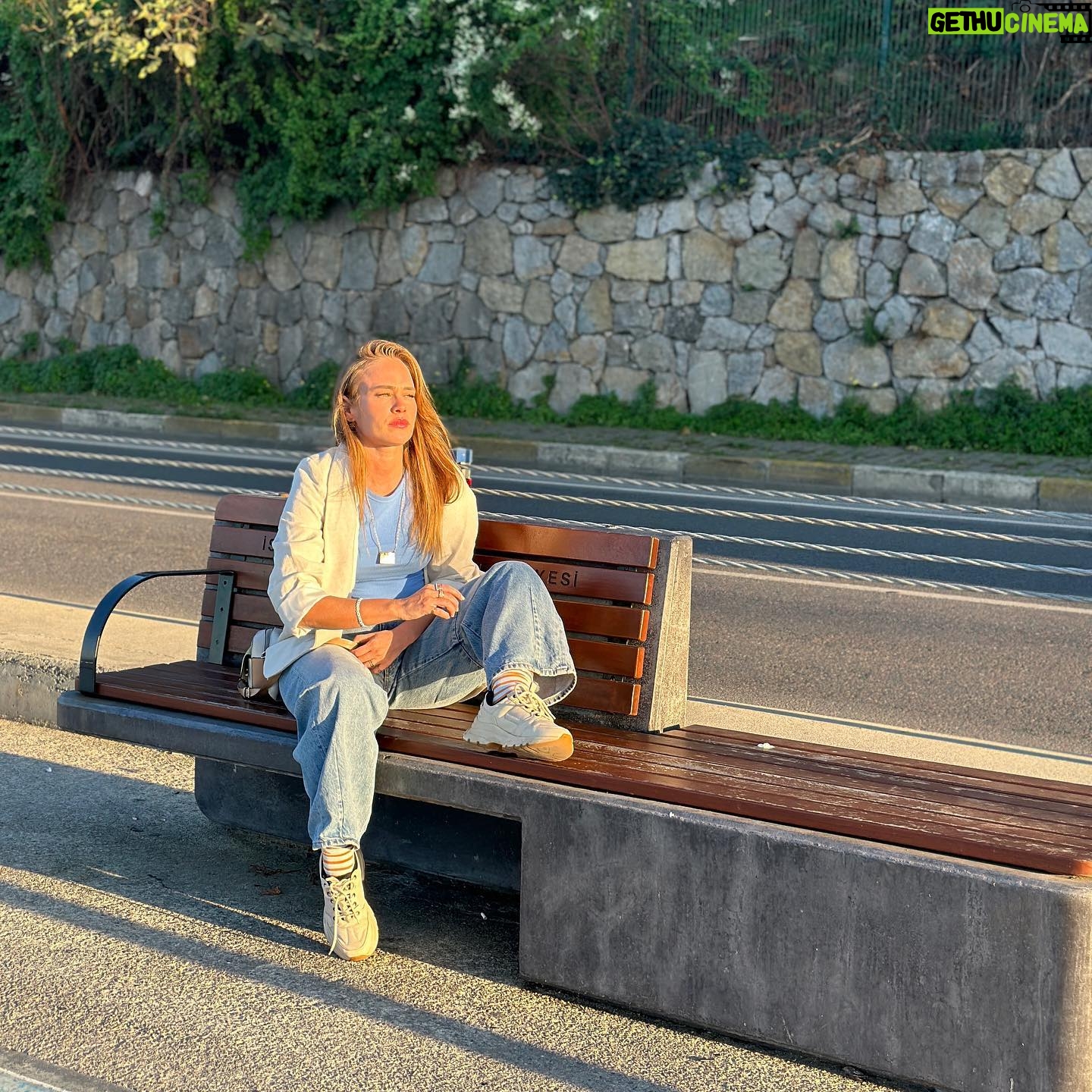 Begüm Öner Instagram - Varsın güneş yok etsin gözlerimi ☀️
