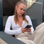 Begüm Öner Instagram - 🍏 Sağlıklı beslenme ve dengeli yaşam tarzı, her birimizin özünde var olan ama biraz rehberlik gerektiren bir süreç. Ben de bu yolda ilerlerken Diyet Kapıma Gelsin’i keşfettim ve sağlıklı beslenme alışkanlıklarına pratik adımlar atmayı öğrendim. 🌱 Sağlıklı yaşama bir adım daha yakınsınız! 💪🍲 Diyet Kapıma Gelsin, hayatınızı değiştirecek bir adımı kolaylaştırıyor! 🍽️ Hacettepe Üniversitesi Beslenme ve Diyetetik bölümü mezunu Dyt. Olgu Azizoğlu’nun öncülüğünde, Diyet Kapıma Gelsin, bizim gibi binlerce kişiye lezzetli ve besleyici tariflerle sağlıklı yaşamın kapılarını aralıyor. 2021’e kadar 8000’e yakın kişiye ulaşan bu özel firma, 29’dan fazla uzman çalışanı ve 4 diyetisyeniyle her gün taze, özenle hazırlanmış yemekleri ve 10 yıllık tecrübesi ile Ankara’dan sonra şimdi İstanbul’da da bizlere sağlıklı beslenme konusunda yardımcı oluyor. 🌿 Tesislerinde Tarım Bakanlığı’nın denetimine tabi olan Diyet Kapıma Gelsin, son teknolojiyle birleşen soğuk hava depolama sistemleri sayesinde bize en taze ürünleri sunuyor. Bu sayede her gün 1000 km’den fazla yol yaparak, doğrudan üreticiden elde edilen sebzelerle, en kaliteli malzemelerle hazırlanmış yemekleri bize ulaştırıyor. 💌 Sağlıklı yaşam yolculuğumuzda bize rehberlik eden bu özel firmayı deneyimlemek gerçekten harika oldu. Sağlıklı beslenme alışkanlıklarını kazanmak isteyenler için güvenilir bir adres arıyorsanız, Diyet Kapıma Gelsin’i şiddetle öneririm! 🌟 #SaglikliYasam #DiyetKapimaGelsin #BeslenmeDesteği video edit 👨🏻‍💻 @muratozsaycom