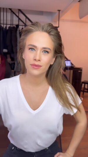 Begüm Öner Instagram - #makeup  #hairstyle 👉🏻 @mesut.ozuzun 🖤