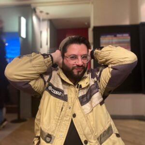 Begüm Öner Instagram - Şimdi bana siyah-beyaz yap bunu derdin ama ben senin enerjine neşene gölge düşürmek istemedim be Tolgiş…Seni çok sevdim hep de çok sevicem.Hiç yakışmadı bu sana be .. inanmak imkansız boşluğun çok büyük.. çok güzel hayallerimiz vardı bizi bekleyen..vedan çok ani..şakaların kulaklarımdan hiç eksilmeyecek çok anacağız seni ama çok sensiz,çok buruk,çok yarım… Gittiğin yerde çok mutlu ol emi 💙 #tolgagüleryüz
