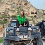 Begüm Öner Instagram – Fotoğraf çekilirken de gülme krizine girmezsin🤣 (kaydırınız)