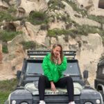Begüm Öner Instagram – Fotoğraf çekilirken de gülme krizine girmezsin🤣 (kaydırınız)