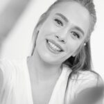 Begüm Öner Instagram - Seneyi devriyen geldi çattı yine desene… Neler umdun neler buldun hesabı yapma bana şimdi hiç.Dünya böyle işte sen plan yaparken başına gelenler dememiş miydik.Ama olsundu geldiysek bi kere buralara,bırakacağız hayatı oluruna…İyisiyle kötüsüyle varız diyeceğiz.Devam edeceğiz ummaya,hayal etmeye,dilemeye en çok da sevmeye… #7mart