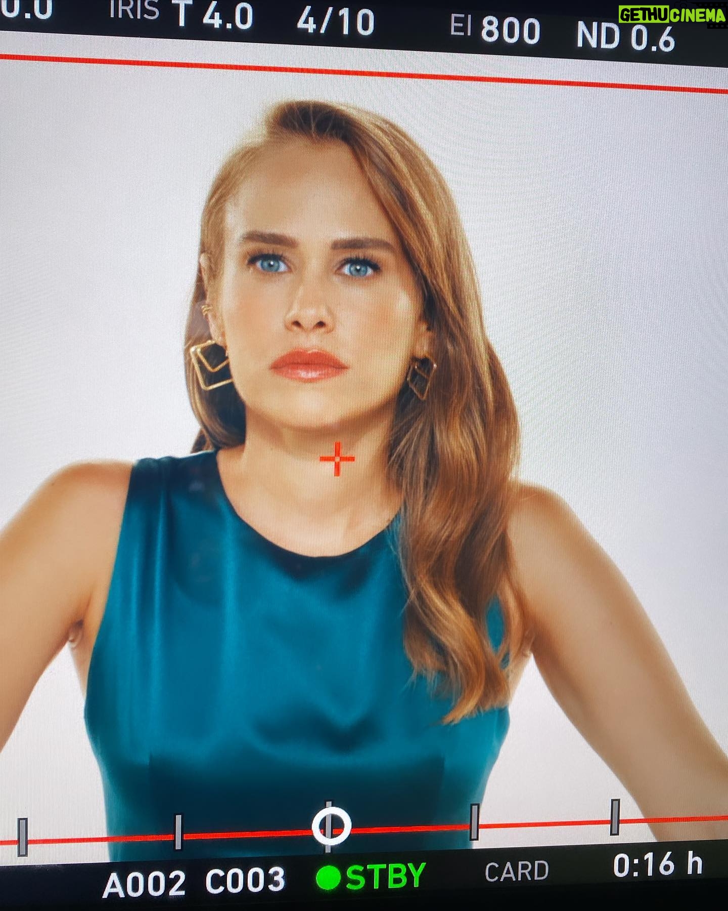 Begüm Öner Instagram - Hair : @coskunayyildizoglu Make up : @gizzemergin Styling: @durak.batu.92 Director: @darthdirector Production : @bizimislerfilm Management : @management.unique @sjomanns 💚
