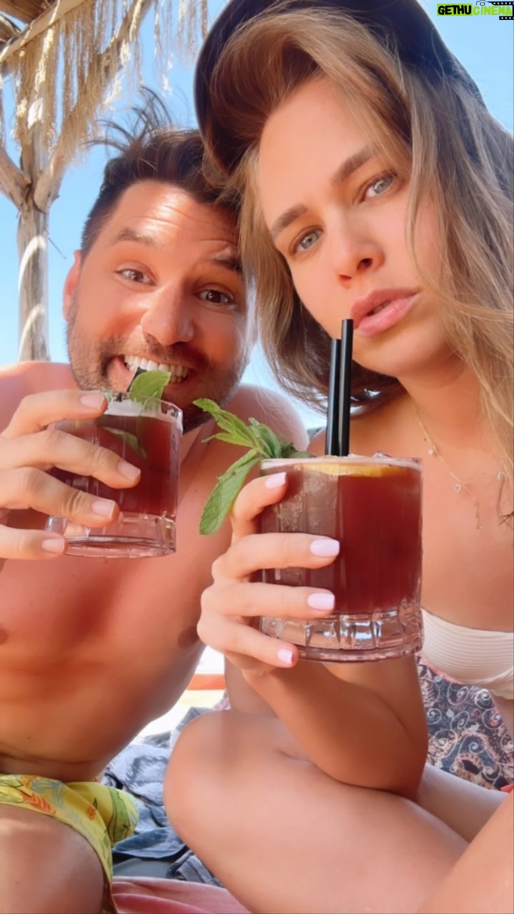 Begüm Öner Instagram - İlk haftamız…😎 #bodrum #tatil Bi #kadın Bi #erkek Olacak iş değil😜