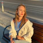 Begüm Öner Instagram - Varsın güneş yok etsin gözlerimi ☀️