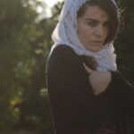 Belçim Bilgin Instagram – F A T E 🌿
“
Ben Fatma, kısaca Fate derler bana Kadersiz de deseler olurmuş.. Hikayem Urfa’nın Viranşehir ilçesinde, 1970 ‘lerin başinda, çok soğuk ve karlı bir günde başlamış. Annem yeni yıla doğru olduğunu hatırladığı için kimlikte gloverik 01.01.1971 yazdırmış. Dogum anımdan belliymiş beni şansız bir hikayenin beklediği, annem yapayalnızmış sancısı geldiğinde, evde dogurmuş kimse yetişememiş kardan, çok acı çekmiş ama gelmiş üstesinden masallah..
İkimiz çığlık çığlık ağlayarak tutunmuşuz o gün hayata.. 
Bizde her bir işi kadınlar yapar, bir de üstüne “yersiz” konuşmak yasaktır sanki sessiz bir geliş sözleşmesi imzalamışız;sessizce  idare etmek üzerine. Anamda o sözleşmeye uyarak getirivermiş dünyaya hiç yakınmadan.
 Bizim köyün en güzel kızıydım, gönlüm Hüseyin’e kaydı henüz 12 yaşımdaydım, kaçma hayalleri kurmaya başladık 16’yı zor ettim; 
 gün doğanda yollara düştük bundan böle bir olmak için; dünya güzeli kızım Xezal doğdu sonra oğlum Reme’m ve canım Roza’m.. 
Hüsseyin zavalli eyi bir insan ama Allah var  hiç  gün yüzi gösteremedi bana, valla bütün köy peşimdeydi ha! 
Ee ne yapalım benim masalım onunla yazılmıştı.. 
Daha küçükken büyük konuşuyor, büyük düşlüyorduk sonra hayat yendi bizi, çoluk çocuk, fakirlik fukaralık aldı gücümüzü, günü geçirmek oldu gaye. 
Allah var bütün çocuklarımız çok güzel oldu.. Allah bahtlarını açık etsin, kızlarıma iyi kısmet çıksın, Reme’min ji böyük bir adam olsun.. Benim umudum Reme’dir.. o büyük adam olacak kurtaracak hepimizi Abdulkadiri Geylani hazretlerine adak adamışam hele o gün bir gelsin.” 

Gerçek bir hikayeden yola çıkarak filmleştirilen #Roza 6 EKİM’de sinemalarda 🌹
.
Photos by: @alpercetinerpixels ✨