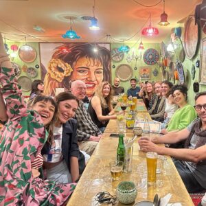 Belçim Bilgin Instagram - Cherishing moments in London with the best crew! 🇬🇧 #londonvibes #friendsforever 🦚