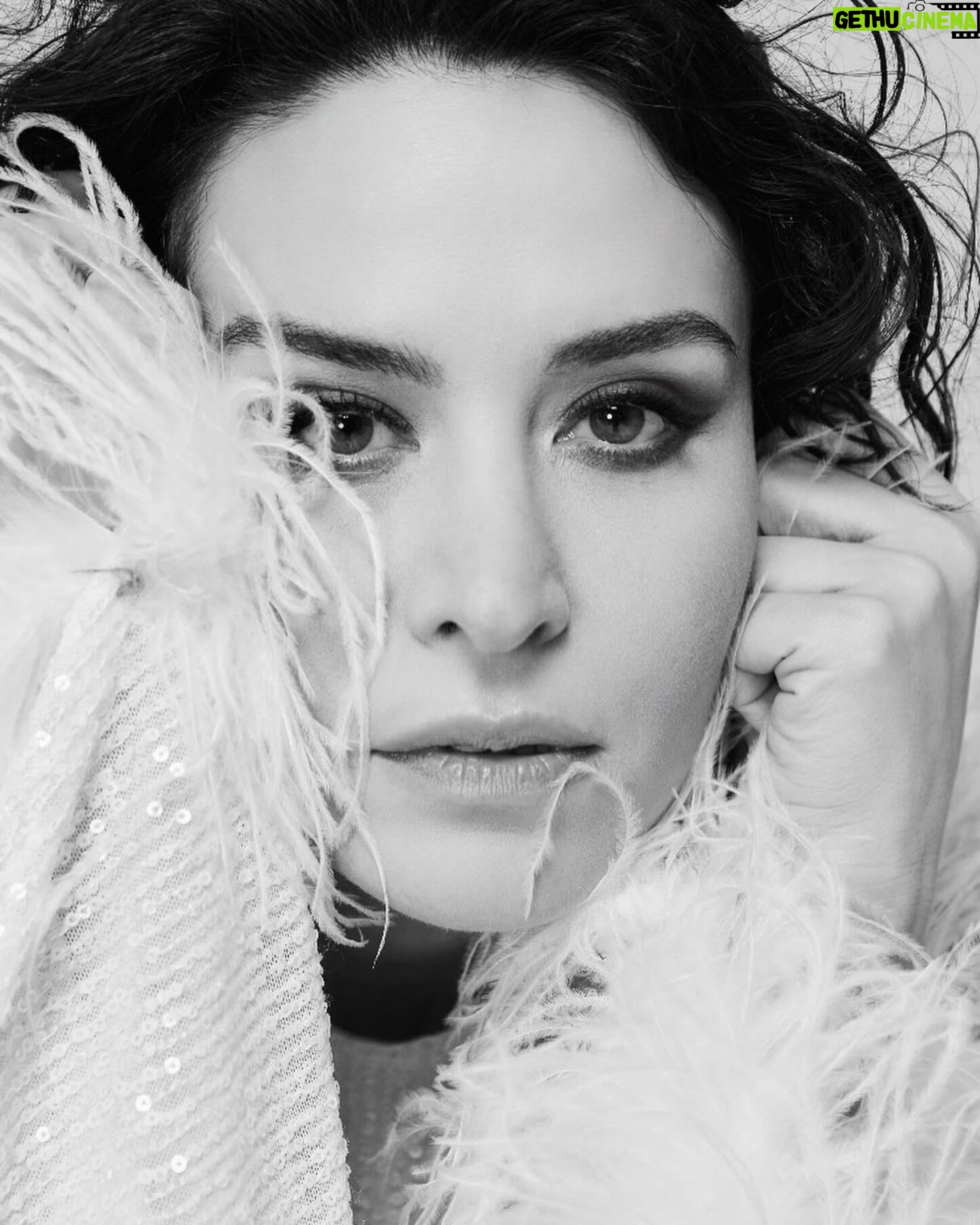 Belçim Bilgin Instagram - Güzellik önerileri ve daha fazlası @basiquemagazine ‘de 😉🪽✌️ #Repost @basiquemagazine ・・・ Belçim Bilgin’e güzellik önerisi sorduğumuzda bizlere verdiği cevap ile bir kez daha kendine hayran bırakıyor. Kendiniz olmaktan ve hissettiğiniz gibi giyinmekten vazgeçmeden yapın seçimlerinizi. Oscar Wilde’ın dediği gibi “Kendiniz olun; zaten başka herkes alınmıştır.’’ Bu aralar Hatıran Yeter adlı filmiyle sinemalarda olan Belçim Bilgin ile yaptığımız röportajın devamını basiquemagazine.com adresinden okuyabilirsiniz. @belcimbilgincom @basiquemagazine #BelçimBilgin #BE #BasiqueMagazine #BaşlangıçZamanı Genel Yayın Yönetmeni: @hamiyetaktass & @sudepnrr Fotoğraf: @larasayilganofficial Moda Editörü: @ecesisik Saç: @erdemgulll Makyaj: @erkanuluc Video: @unalavcii Retoch: @cemyurtsever Fotoğraf Asistanı: @salhylmz Moda Editörü Asistanları: @sinemaslikara @hulyatunnc Dijital İçerik Editörleri: @cerenngursen @uzaylibiranne Ajans: @icontalentofficial @ayse3