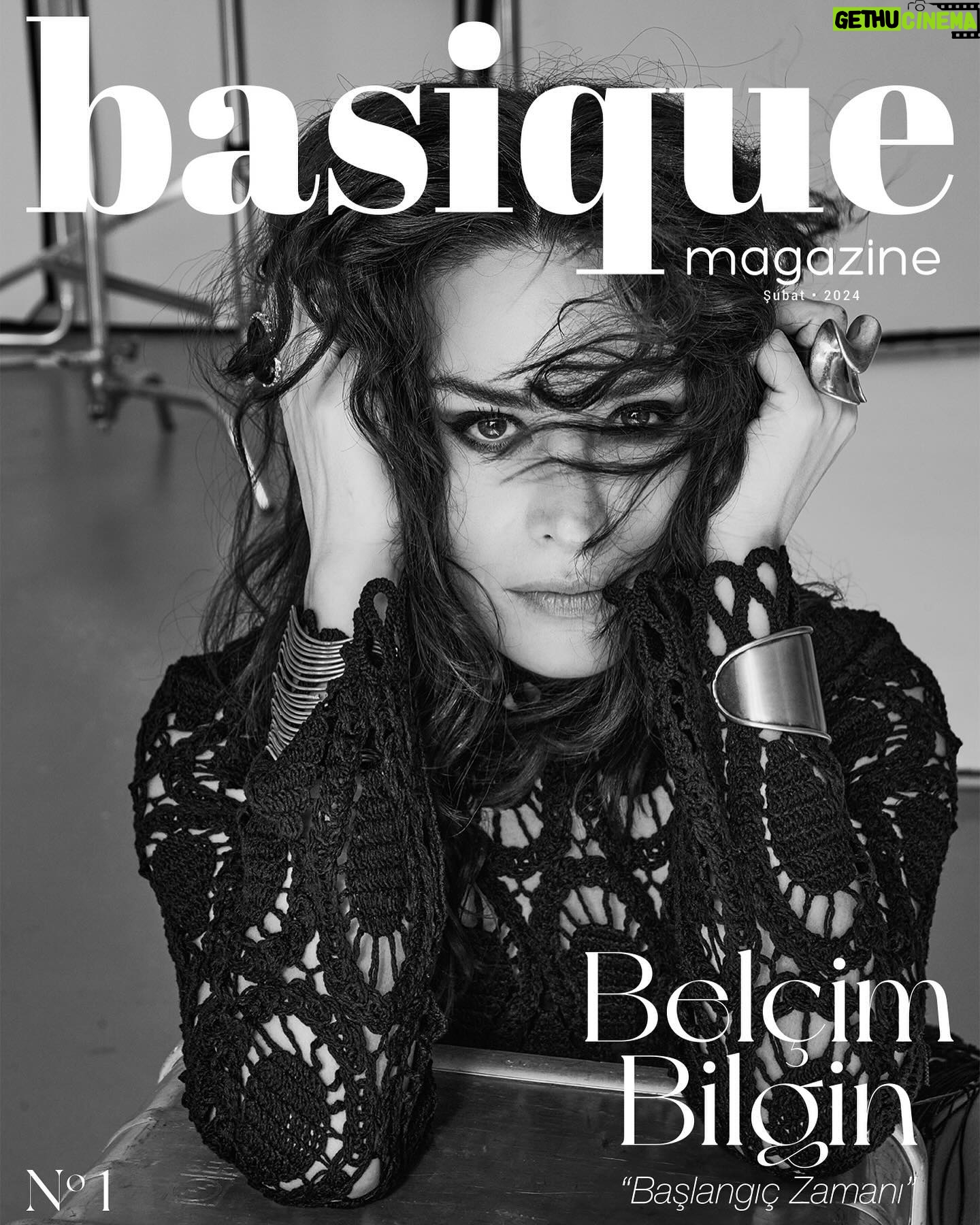 Belçim Bilgin Instagram - Yepyeni umutların ve başlangıçların zamanı... Çabasız güzelliği, bitmeyen enerjisi ve hoş sohbetiyle her daim bize ilham olan bir yıldız; Belçim Bilgin! İlk sayımızın kapağı için ondan uygun bir isim olamazdı. Genellikle çok sade doğal bir stile sahip olan Belçim Bilgin bu sefer çok farklı. Karşınızda büyüleyici tavrıyla ilk sayımızın kapak kızı Belçim Bilgin! @belcimbilgincom @basiquemagazine #BelçimBilgin #BE #BasiqueMagazine #BaşlangıçZamanı Genel Yayın Yönetmeni: @hamiyetaktass & @sudepnrr Fotoğraf: @larasayilganofficial Moda Editörü: @ecesisik Saç: @erdemgulll Makyaj: @erkanuluc Video: @unalavcii Retoch: @cemyurtsever Fotoğraf Asistanı: @salhylmz Moda Editörü Asistanları: @sinemaslikara @hulyatunnc Dijital İçerik Editörleri: @cerenngursen @uzaylibiranne Ajans: @icontalentofficial @ayse3