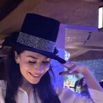 Belçim Bilgin Instagram - Karanlığın, aydınlığın; Garipliğin, ekstrem güzelliklerin aynı anda yaşandığı bu dönemde sizlerle birlikte insan olma deneyimini paylaştığım için çok şanslı hissediyorum! Ve bu güzelliklerle dolu karmaşada, elimizden gelenin en iyisini yapmaya çalıştığımız için kutlamak istiyorum kendimle birlikte hepinizi!! Var mısınız; içinizden en çok olmasını istediğiniz dileğinizi geçirerek 3 diyince fırlatalım şapkalarımızı!😉 Iyi ki doğum, iyi ki; gerçek ve sanal alemde kesişti yollarımız. Yanımda olan ve günümü eşsizleştiren kız kardeşlerime, aileme; sahnede unutulmaz anlar yaşatan cömert ve aşırı yetenekli dostlarıma başta @kenandogulu olmak üzere; zerafeti ile bize ev sahipliği yapan @yidil ve @cal.istanbul ‘a; sevgi dolu, sıcacık mesajlarıyla yanımda olan hepinize çok teşekkür ederim! iyi ki varsınız. ❤️