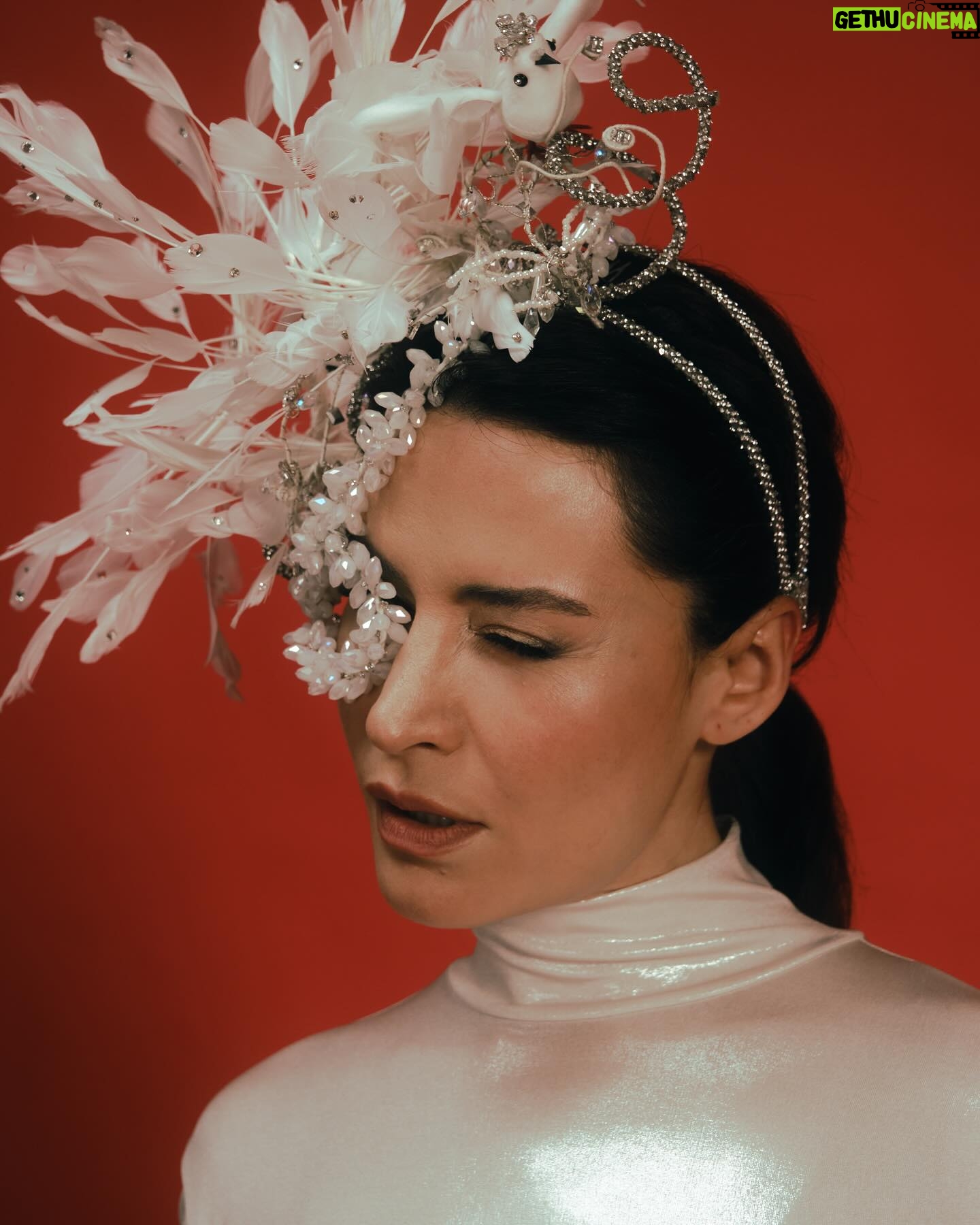 Belçim Bilgin Instagram - Lost in the glamour of the Met Gala spectacle ✨🦚#MetGalaVibes 📸: @ali_kalyoncu 🌟